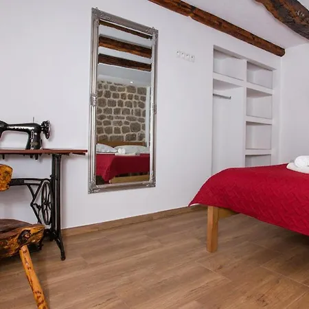 Antini Dvori إيموتسكي