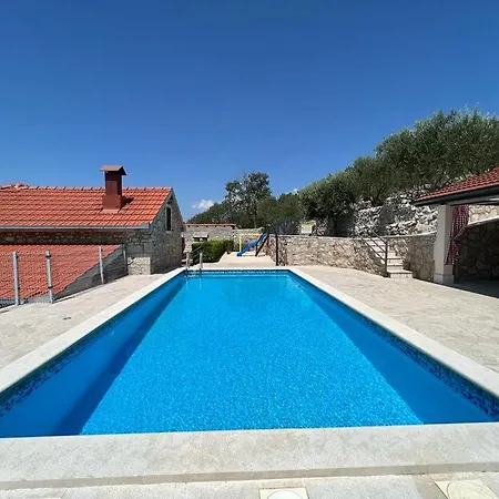Antini Dvori * إيموتسكي