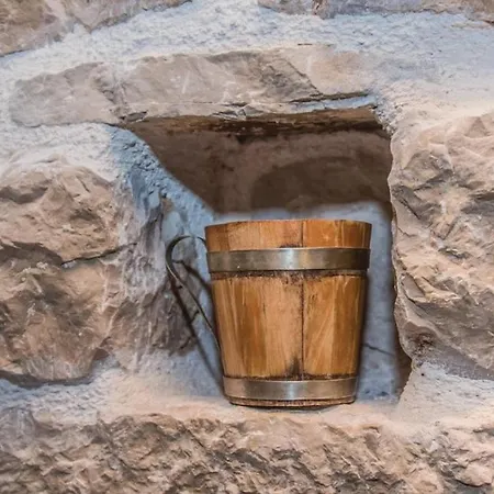فيلة Antini Dvori إيموتسكي