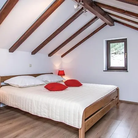 Antini Dvori Villa *