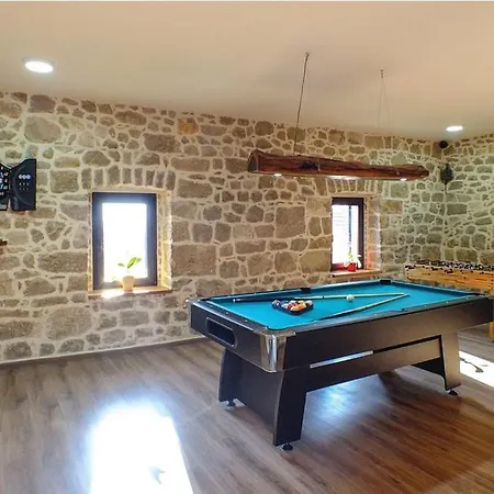 Antini Dvori Villa *
