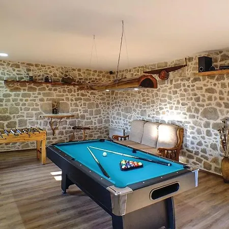 Antini Dvori Villa *
