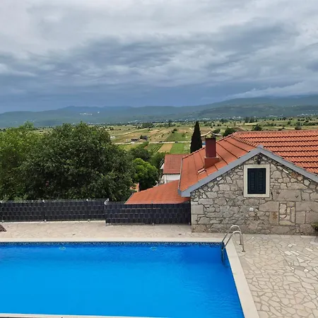Antini Dvori Villa *