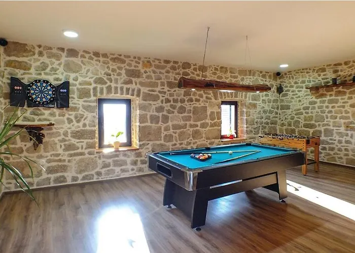 Antini Dvori Villa *