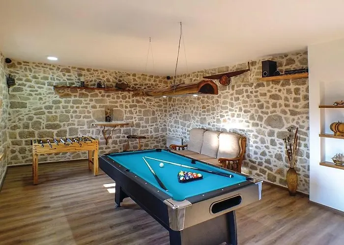 Antini Dvori Villa *